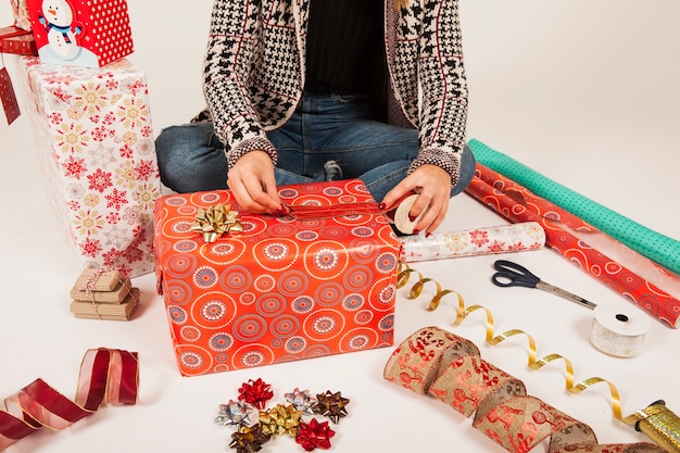 Frau, die Geschenk vorbereitet