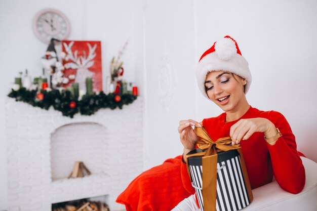 Frau, die Geschenke auf Weihnachten auspackt