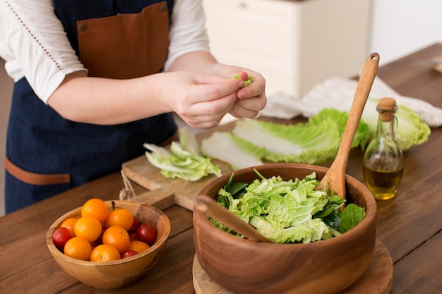 Frau, die gesundes Essen kocht