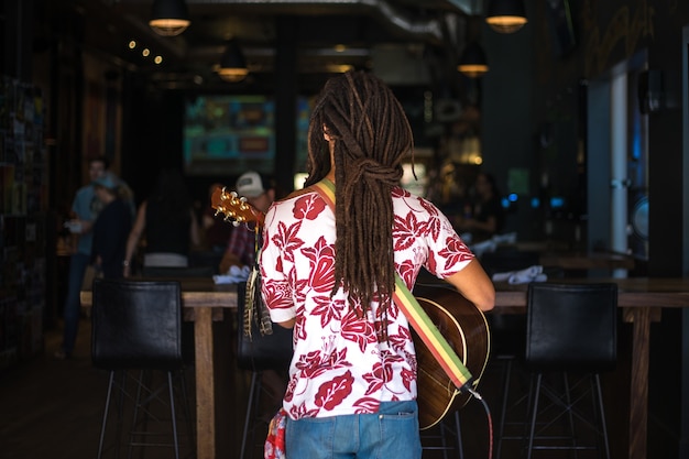 Frau, die Gitarre spielt