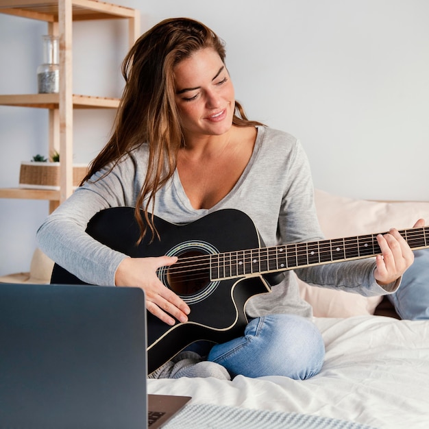 Frau, die Gitarre zum Streamen spielt