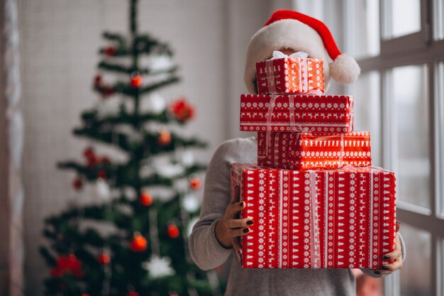 Frau, die große Weihnachtskästen hält