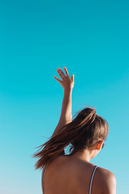 Frau, die Hand im Himmel spinnt