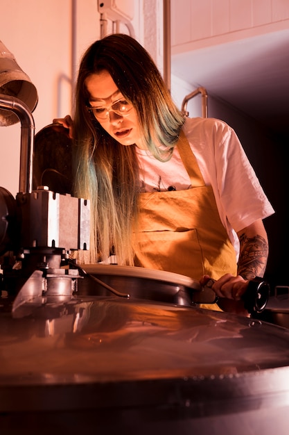 Frau, die Handwerksbier produziert