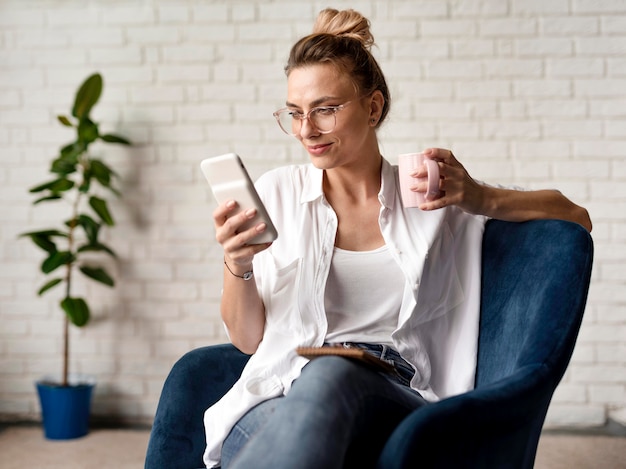 Kostenloses Foto frau, die handy prüft