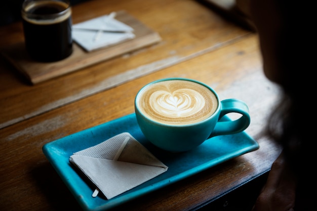 Frau, die heraus mit Kaffee am Kaffee chilling ist