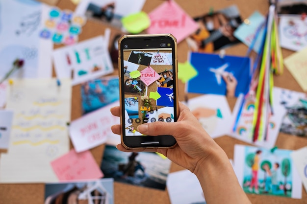 Kostenloses Foto frau, die ihr eigenes vision board erstellt