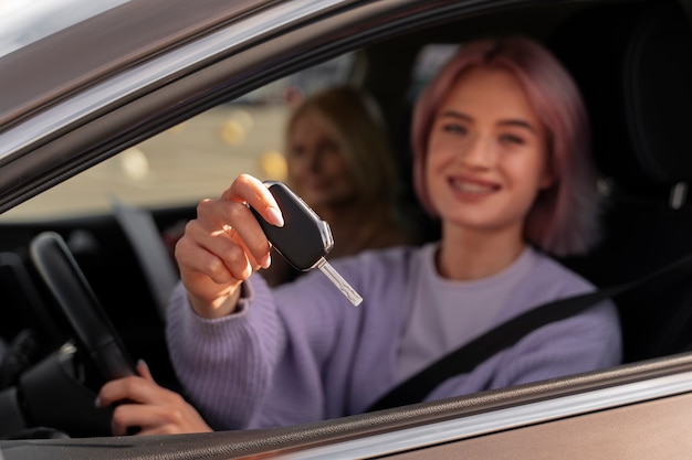 Kostenloses Foto frau, die ihre führerscheinprüfung im fahrzeug ablegt