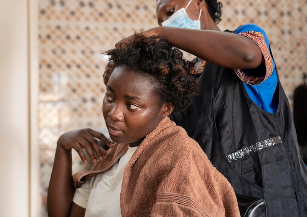 Frau, die ihre Haare im Salon macht