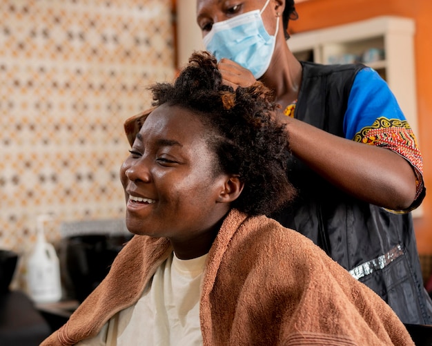 Frau, die ihre Haare im Salon macht