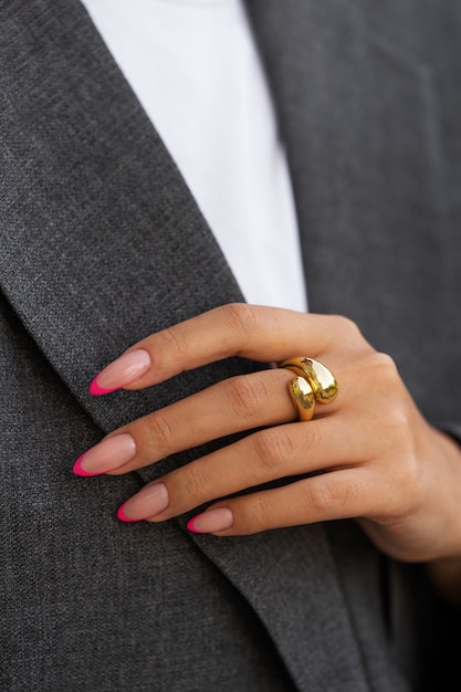 Kostenloses Foto frau, die ihre nagelkunst auf fingernägeln zeigt