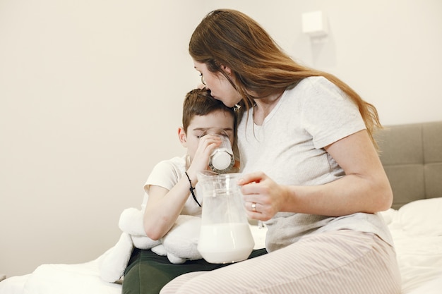 Frau, die ihrem Sohn Milch gibt.