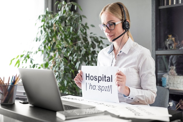 Frau, die ihren Schülern die Definition des Krankenhauses lehrt