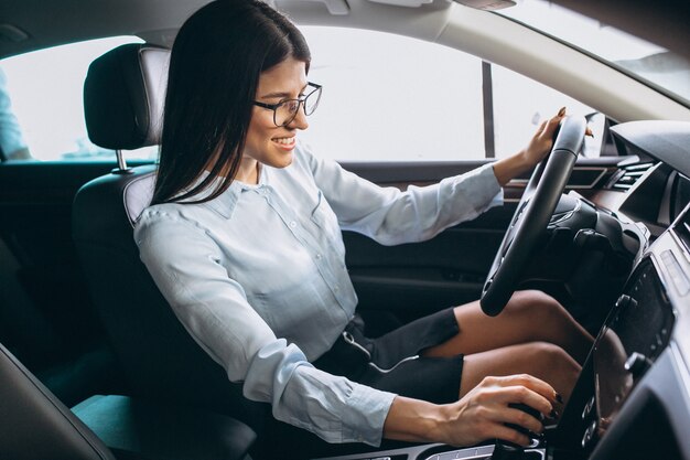 Frau, die im Auto sitzt