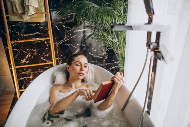 Frau, die im Bad mit Blasen entspannt