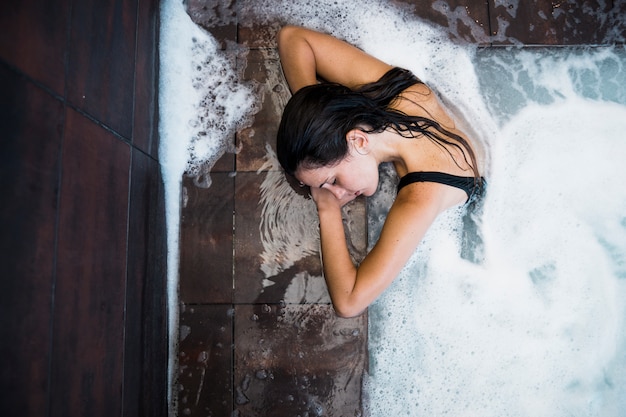 Frau, die im Badekurort sich entspannt