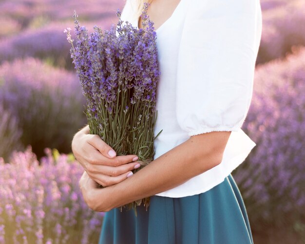 Frau, die im Blumenfeld entspannt