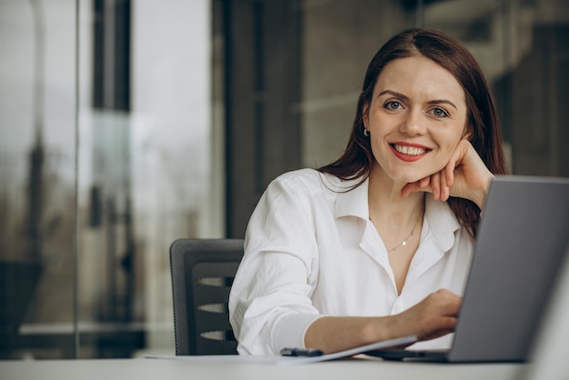 Frau, die im Büro an einem Computer arbeitet