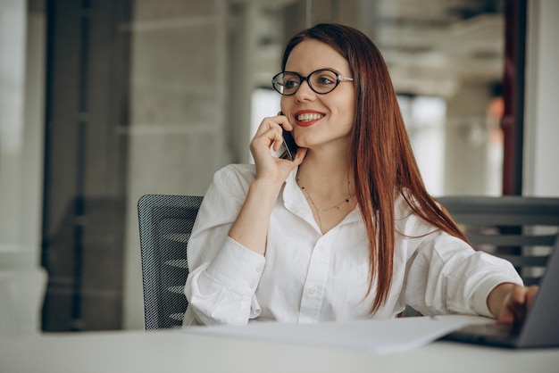 Frau, die im Büro an einem Computer arbeitet