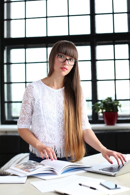 Kostenloses Foto frau, die im büro arbeitet