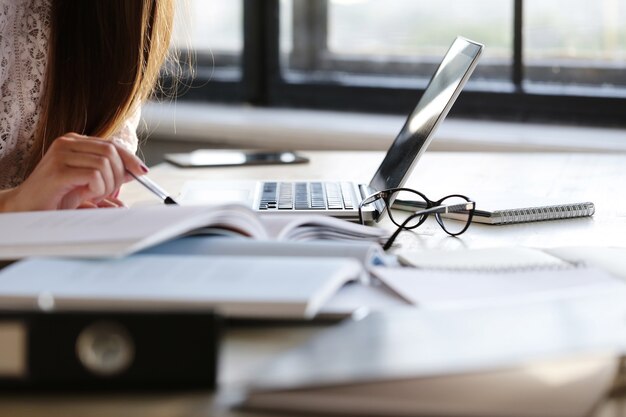 Frau, die im Büro arbeitet