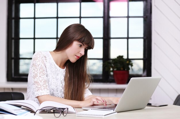 Frau, die im Büro arbeitet