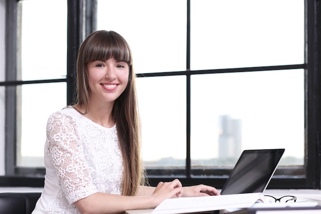 Frau, die im büro arbeitet