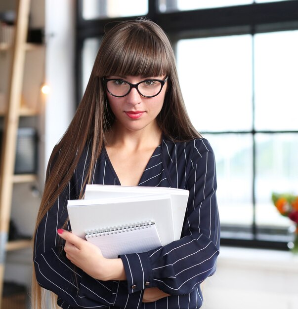 Kostenloses Foto frau, die im büro arbeitet