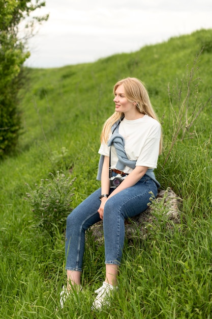 Frau, die im Gras aufwirft