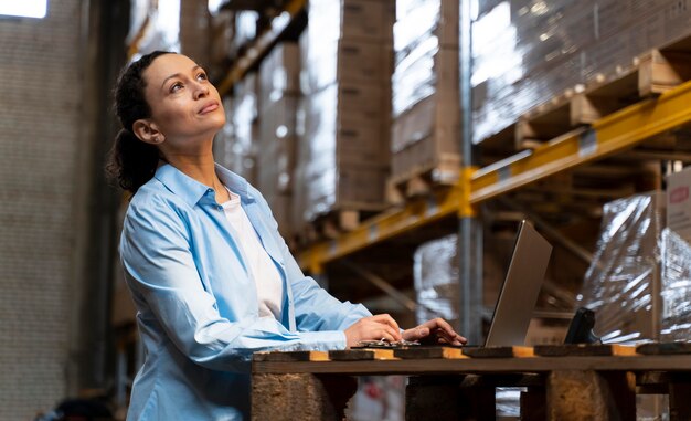 Frau, die im Lager arbeitet