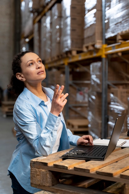 Frau, die im Lager arbeitet