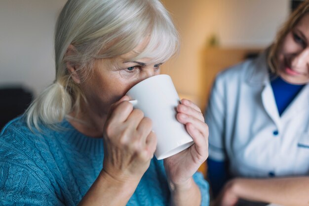 Frau, die im Pflegeheim trinkt