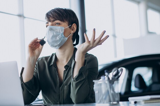 Frau, die im Plattenstudio arbeitet und Maske trägt