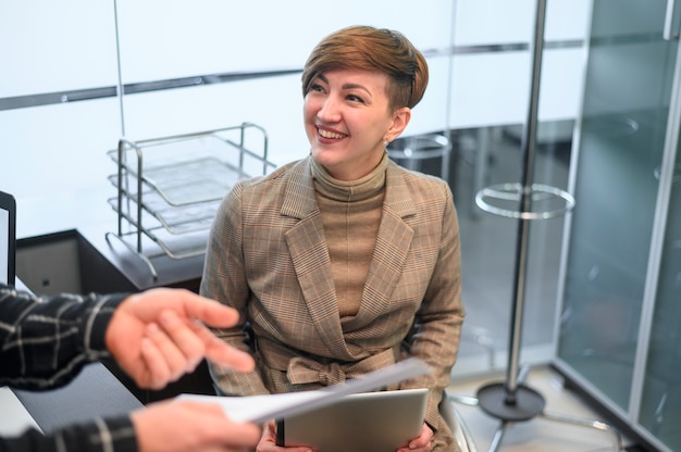 Frau, die im Rollstuhl sitzt und lächelt