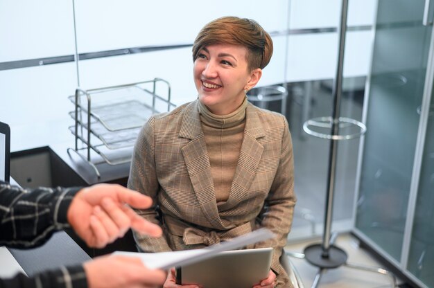 Frau, die im Rollstuhl sitzt und lächelt