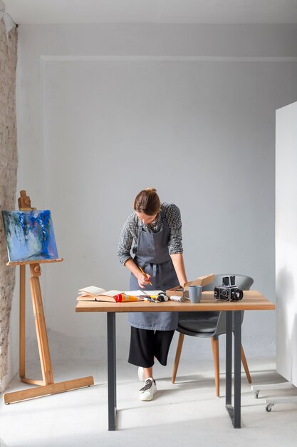 Frau, die im Studio arbeitet