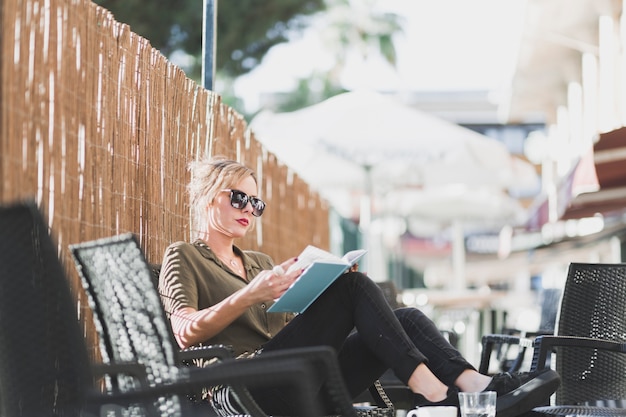 Frau, die im Urlaub Buch genießt