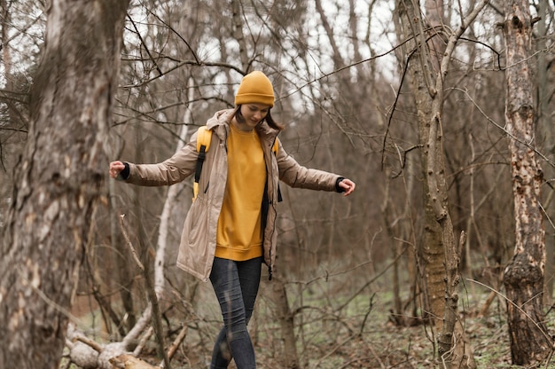 Kostenloses Foto frau, die im wald geht