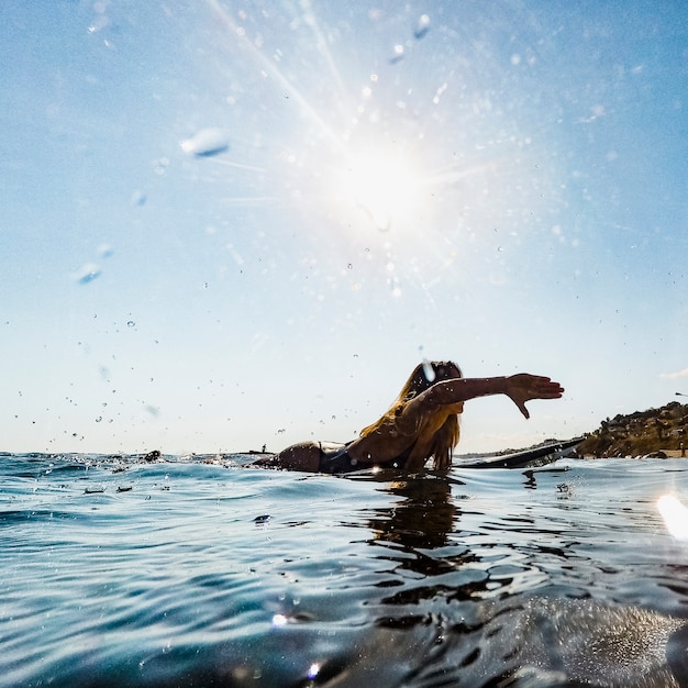 Frau, die im Wasser schwimmt