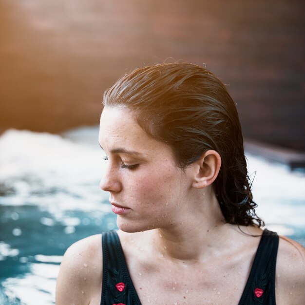 Frau, die im Whirlpool sich entspannt