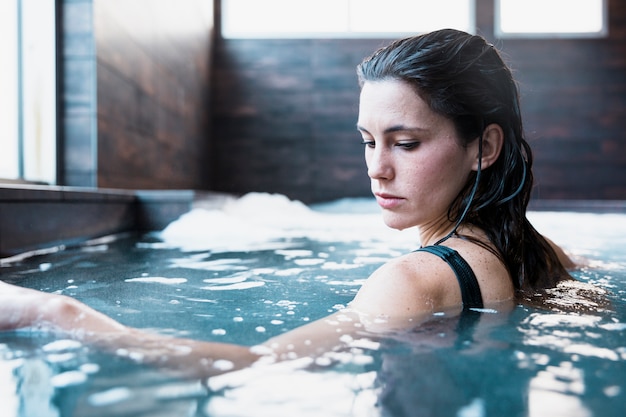 Frau, die im Whirlpool sich entspannt