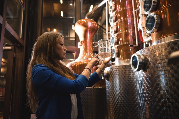 Frau, die in der Bierfabrik arbeitet