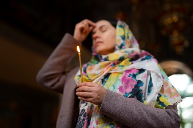 Frau, die in der Kirche für religiöse Wallfahrt betet