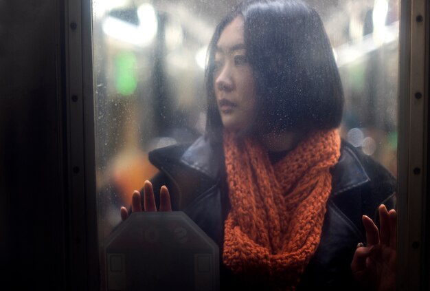 Frau, die in der U-Bahn unterwegs ist