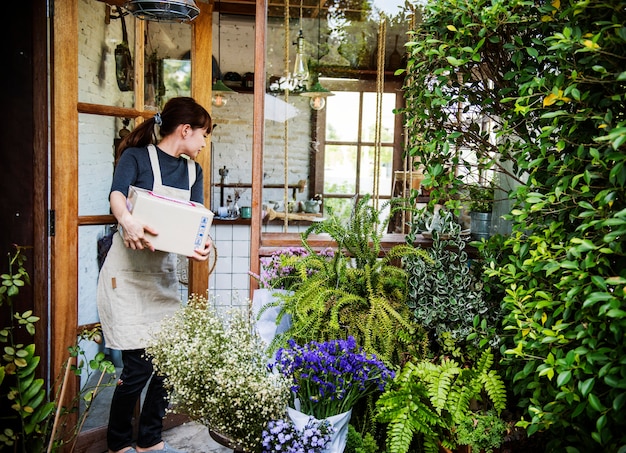 Frau, die in einem Blumenladen arbeitet