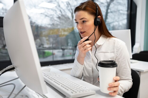 Frau, die in einem Callcenter-Büro arbeitet