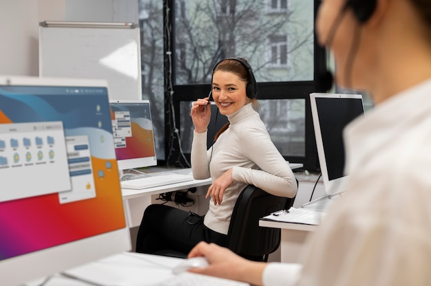 Frau, die in einem Callcenter-Büro arbeitet