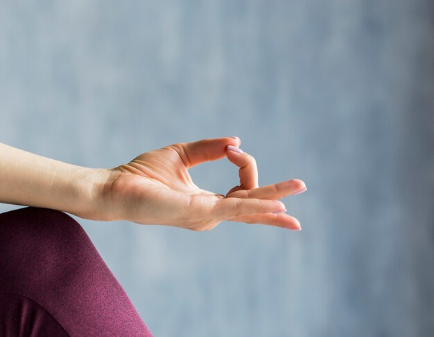 Frau, die in einer Meditationssitzung sich entspannt