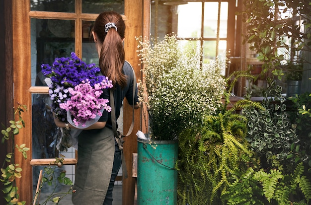 Frau, die in ihrem Blumenladen arbeitet