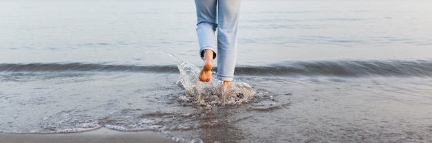 Kostenloses Foto frau, die ins meer kommt